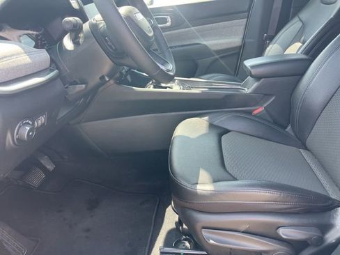 Used 2024 Jeep Compass Latitude image 11