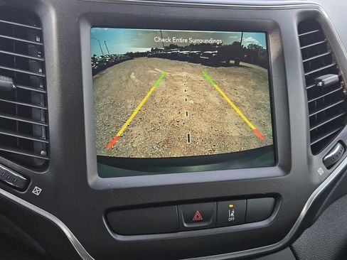 Used 2022 Jeep Cherokee Trailhawk w/ Sound & Nav Group AWD/4WD image 18