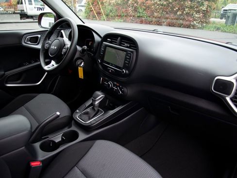 Used 2023 Kia Soul LX w/ LX Technology Package FWD image 15