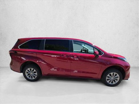 Used 2022 Toyota Sienna LE FWD image 4