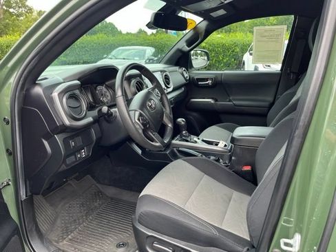 Used 2022 Toyota Tacoma TRD Sport w/ TRD Premium Sport Package AWD/4WD image 16