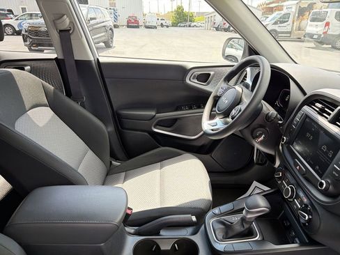 Used 2025 Kia Soul LX w/ LX Technology Package FWD image 15