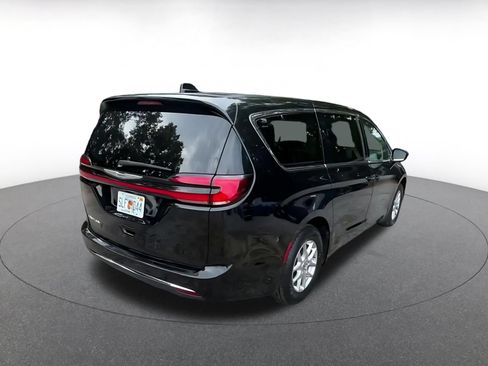 Used 2024 Chrysler Pacifica Touring-L FWD image 14