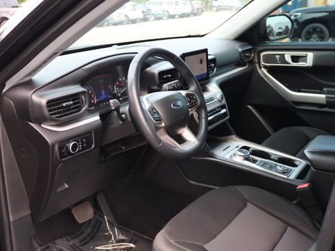 Used 2023 Ford Explorer XLT AWD/4WD image 36