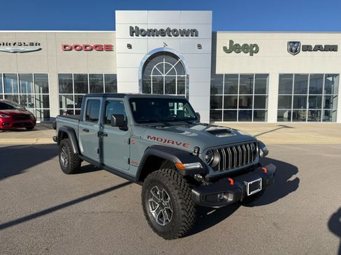 Used 2025 Jeep Gladiator Mojave w/ Convenience Group image 1