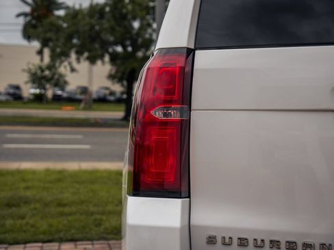 Used 2019 Chevrolet Suburban LT RWD image 11