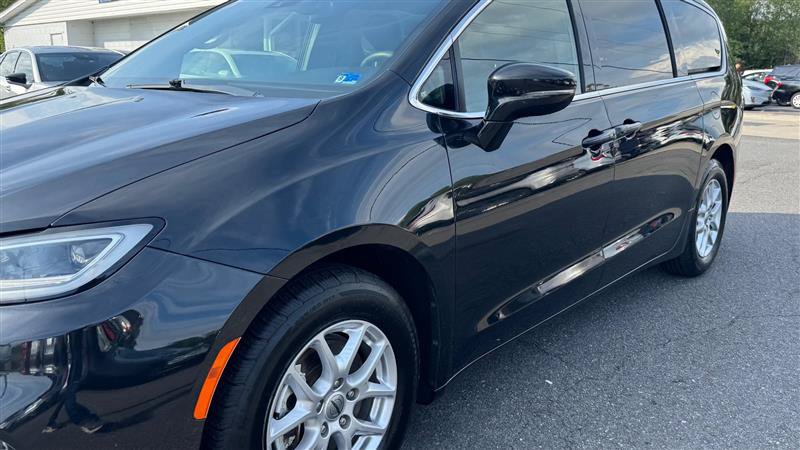 Used 2024 Chrysler Pacifica Touring FWD image 14