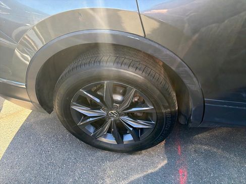 Used 2023 Volkswagen Tiguan SE w/ Panoramic Sunroof Package image 5