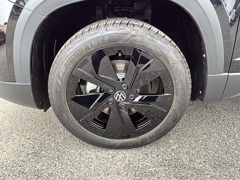 New 2026 Volkswagen Taos SE FWD image 9