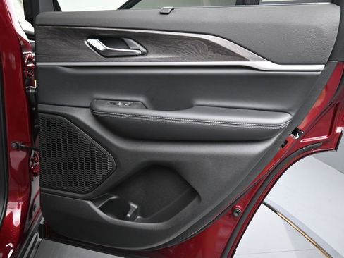 New 2025 Jeep Grand Cherokee Limited w/ Luxury Tech Group II image 16