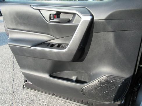 Used 2019 Toyota RAV4 LE FWD image 19