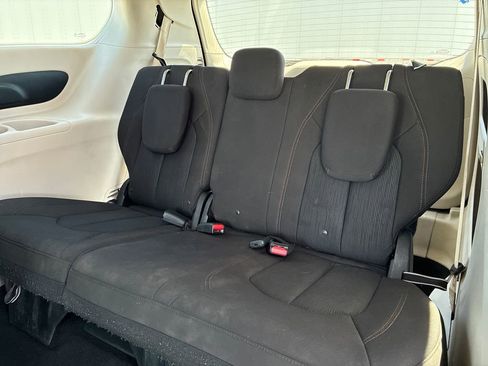Used 2017 Chrysler Pacifica Touring FWD image 17