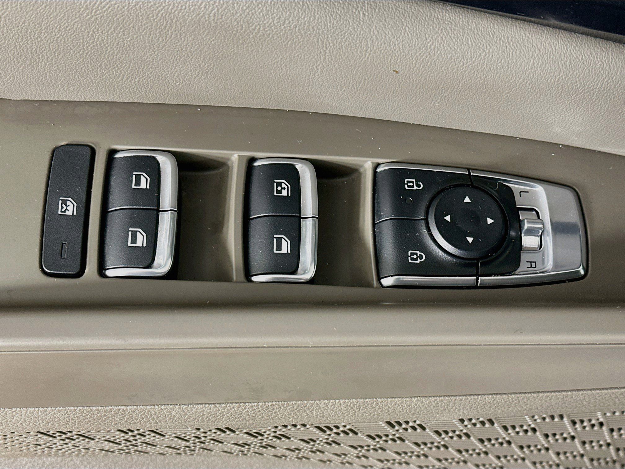 Used 2025 Kia Carnival FWD image 15
