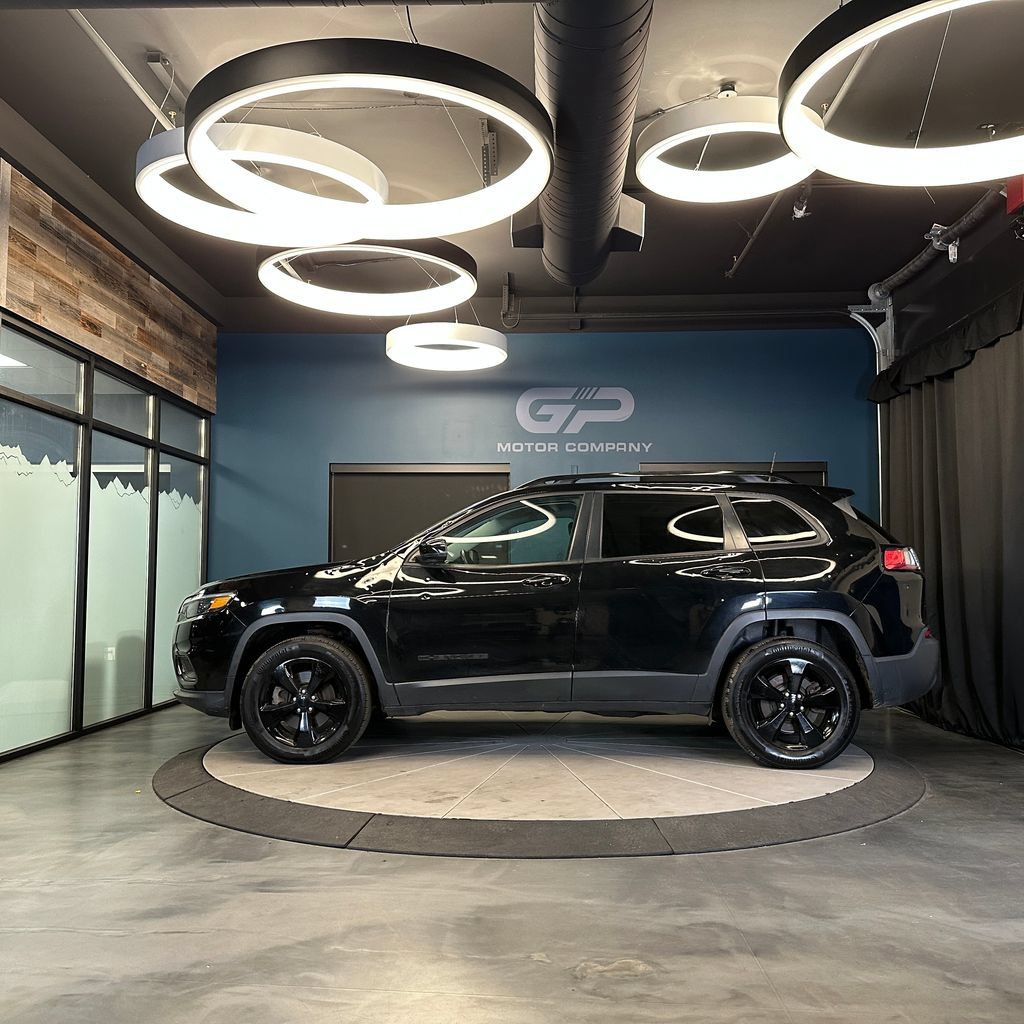 Used 2019 Jeep Cherokee Latitude Plus AWD/4WD image 6