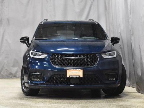 Certified 2025 Chrysler Pacifica Limited image 5