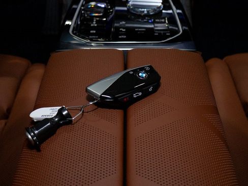 Used 2025 BMW i7 eDrive50 w/ Premium Package image 43