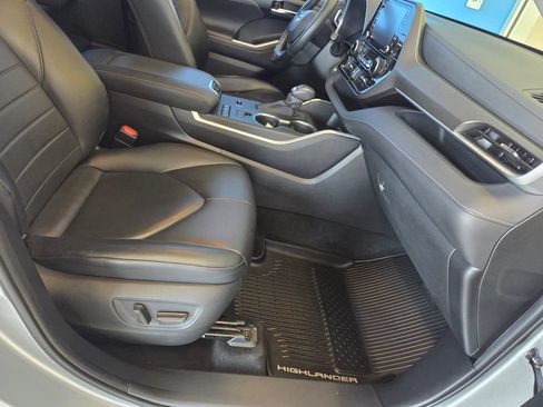 Used 2020 Toyota Highlander XLE AWD/4WD image 24