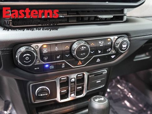 Used 2025 Jeep Wrangler Unlimited Sahara AWD/4WD image 20