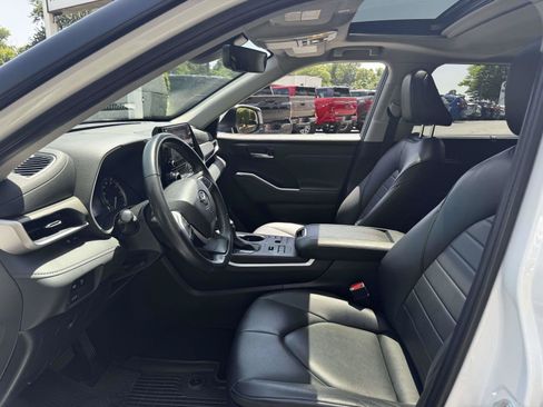 Used 2023 Toyota Highlander XLE AWD/4WD image 19