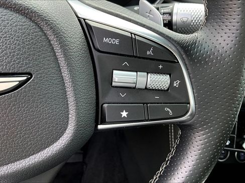 Used 2025 Genesis G70 2.5T RWD image 13