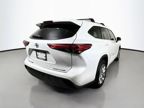 Used 2022 Toyota Highlander Limited AWD/4WD image 4