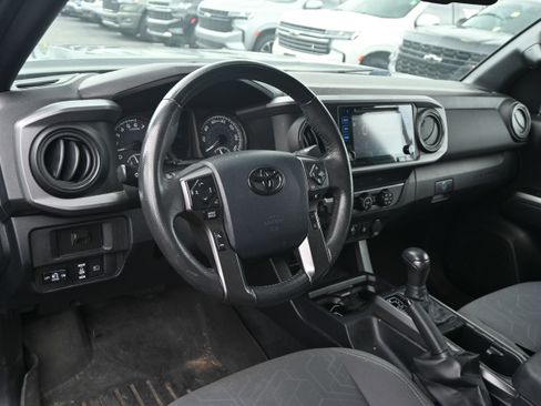 Used 2019 Toyota Tacoma TRD Off-Road w/ Technology Package AWD/4WD image 11
