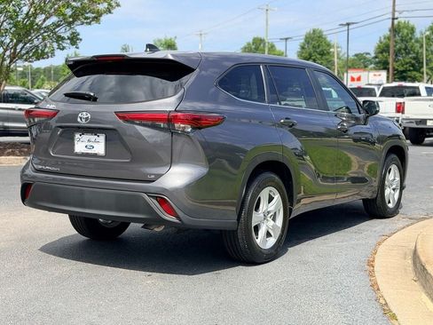Used 2023 Toyota Highlander LE FWD image 9
