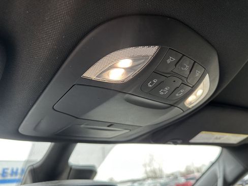 Used 2025 Chrysler Pacifica Select image 33