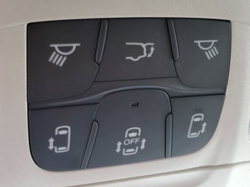 Used 2024 Chrysler Pacifica Touring-L image 18