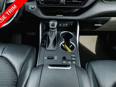 Used 2023 Toyota Highlander XSE FWD image 24