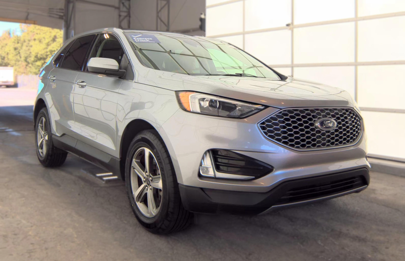 Used 2024 Ford Edge SEL w/ Convenience Package AWD/4WD image 3