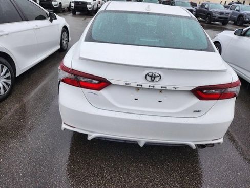 Used 2021 Toyota Camry SE image 3