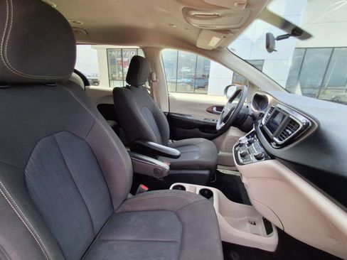Used 2020 Chrysler Voyager L FWD image 15