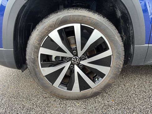 Certified 2024 Volkswagen Taos SE FWD image 9