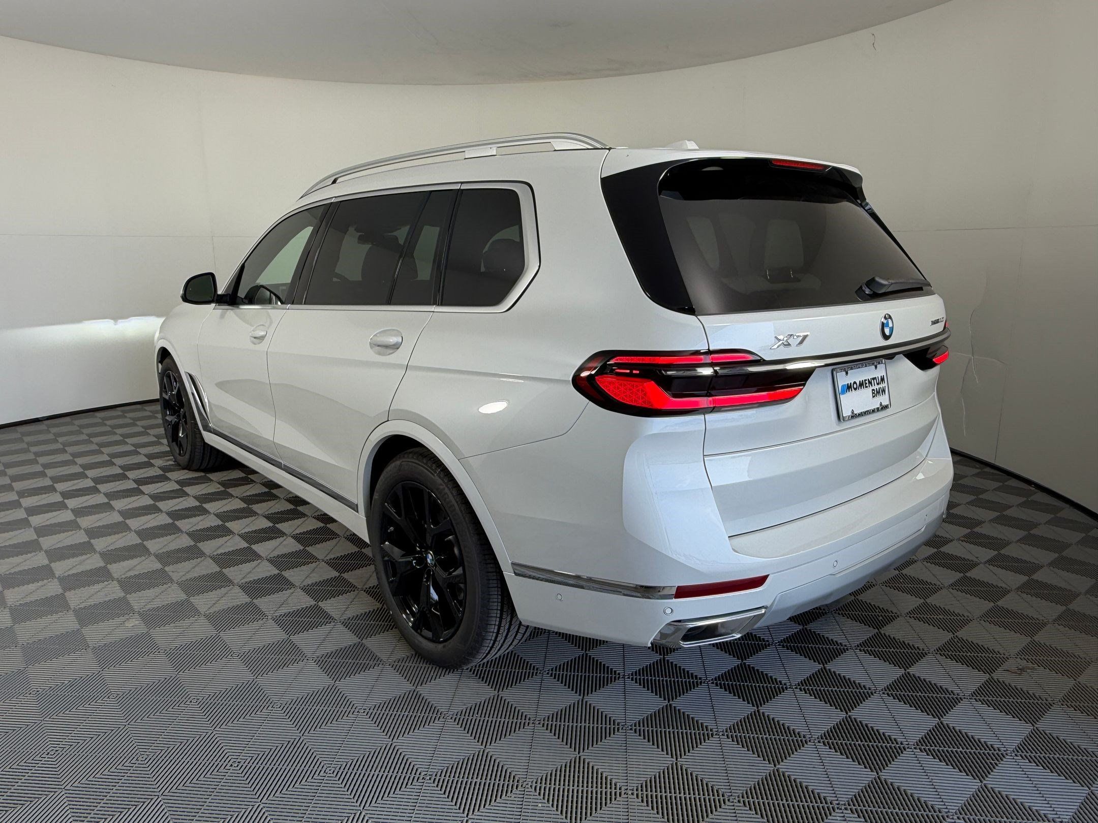 Used 2027 BMW X7 xDrive40i w/ Premium Package AWD/4WD image 3
