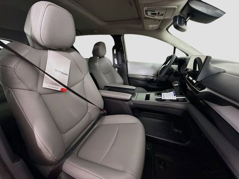 New 2026 Toyota Sienna XLE image 17