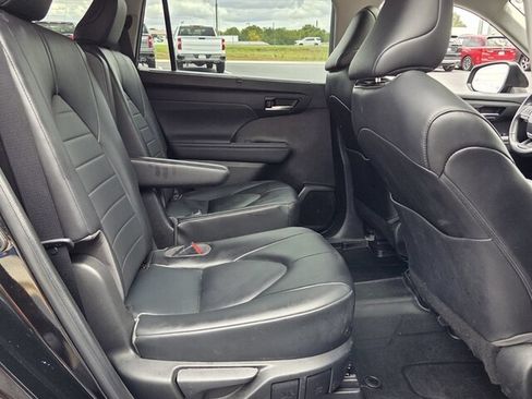 Used 2022 Toyota Highlander XLE FWD image 14