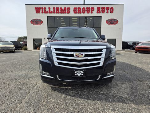 Used 2020 Cadillac Escalade Luxury image 2