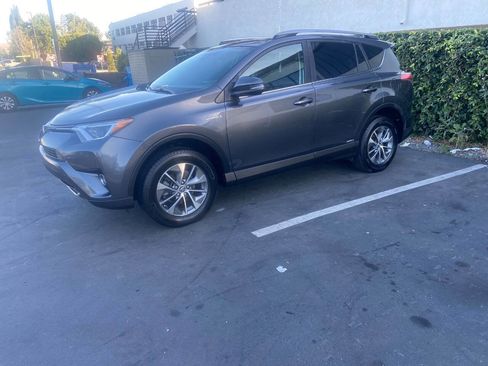 Used 2017 Toyota RAV4 XLE AWD/4WD image 2