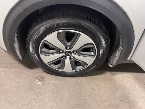 Used 2018 Kia Niro EX image 30