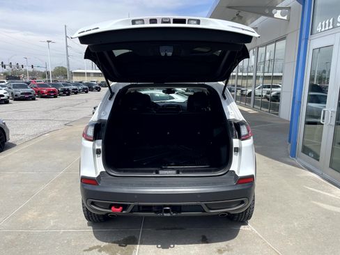 Used 2019 Jeep Cherokee Trailhawk w/ Cold Weather Group image 9