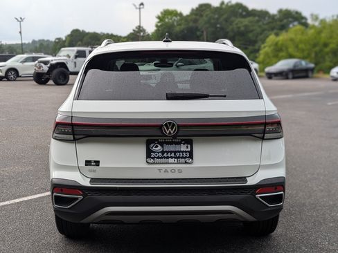 Used 2025 Volkswagen Taos SE w/ Panoramic Sunroof Package FWD image 8