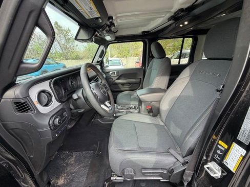 Used 2024 Jeep Wrangler Unlimited Sahara image 13
