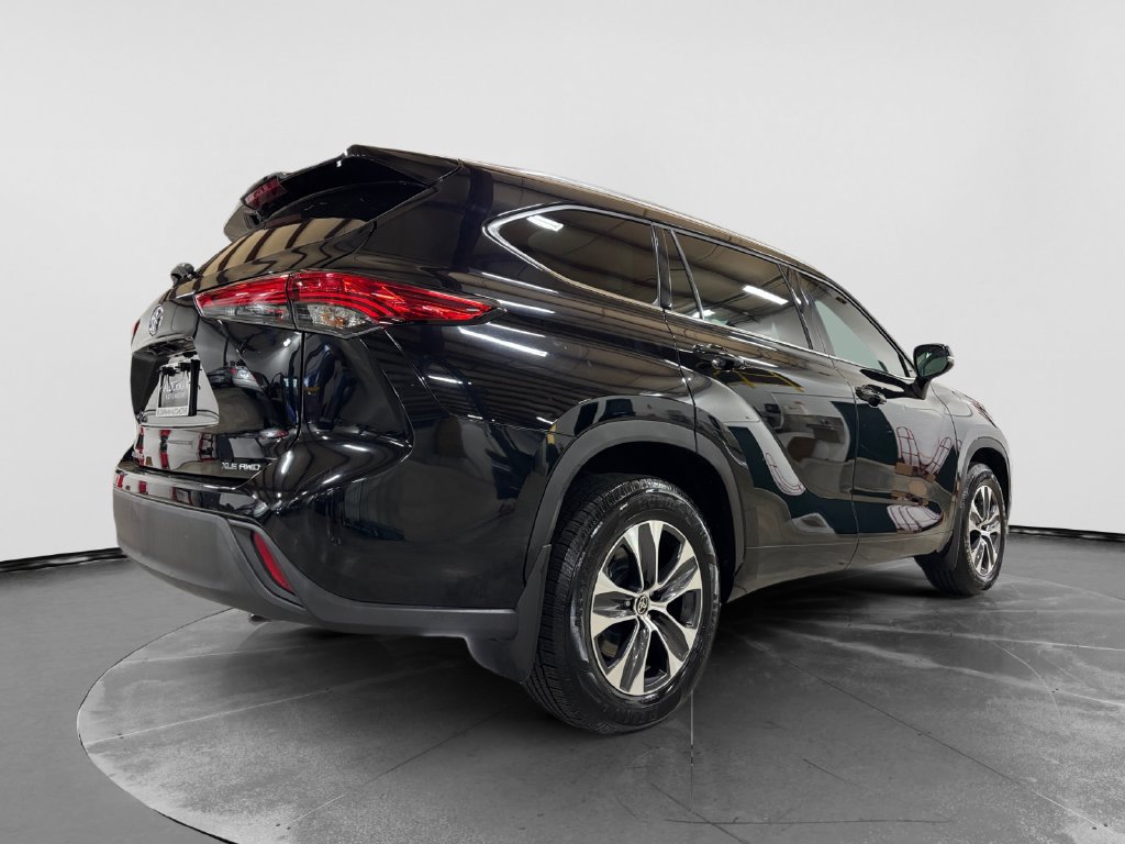 Used 2021 Toyota Highlander XLE AWD/4WD image 28