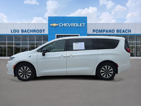 Used 2024 Chrysler Pacifica Limited FWD image 4