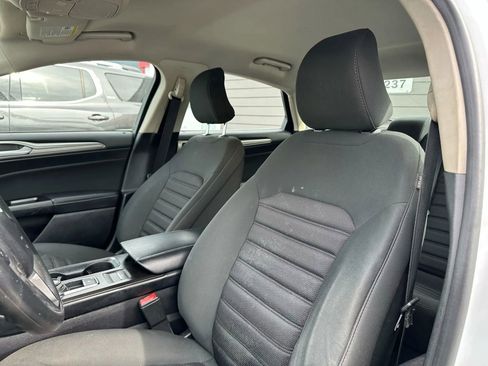 Used 2017 Ford Fusion SE image 10