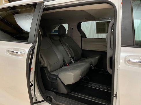 Used 2024 Toyota Sienna XLE image 14