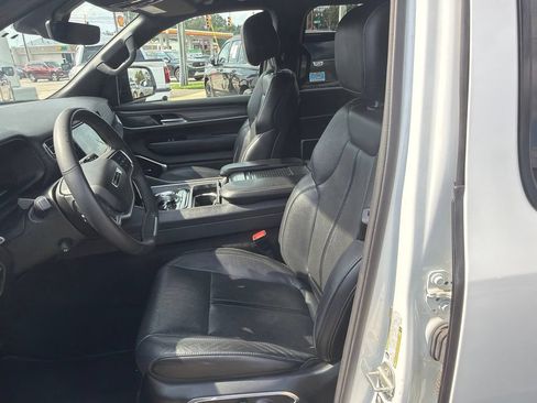 Used 2024 Jeep Wagoneer L Series II w/ Flexible Seating Group AWD/4WD image 9