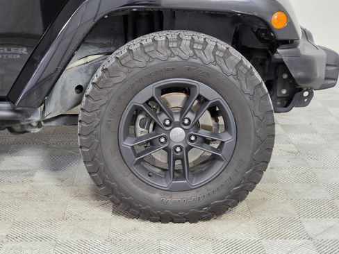 Used 2017 Jeep Wrangler Unlimited Sahara AWD/4WD image 43