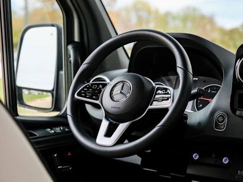 Used 2023 Mercedes-Benz Sprinter 3500 image 43